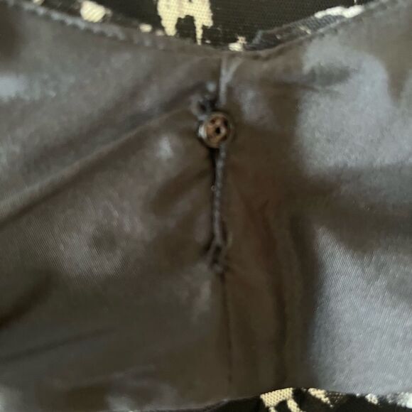 Adrianna Papell black/cream layered net sleeveless v neck dress, lined, size 6. - Picture 9 of 9